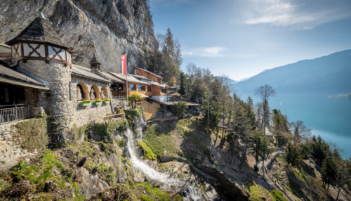 vista-della-cascatella-che-esce-dalla-montagna-dove-ci-sono-le-grotte-di-san-beato-a-interlaken