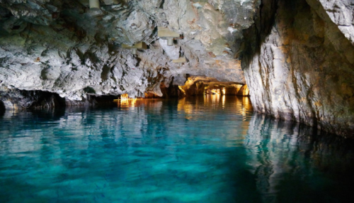 interno-della-grotta-sotterranea-e-il-suo-lago-color-turchese