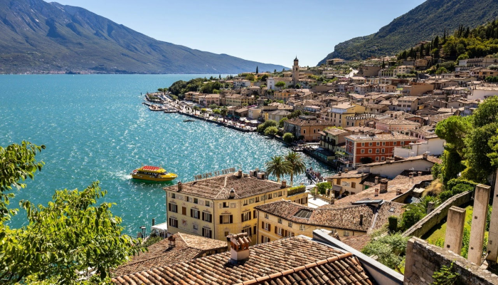 vista-di-lago-e-paese-di-limone-sul-garda-guardato-da-una-tipica-limonaia