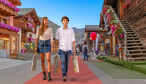 coppia-di-giovani-che-camminano-lungo-un-tappeto-rosso-con-dei-sacchetti-della-spesa-nella-via-principale-di-livigno-in-una-bella-giornata-estiva