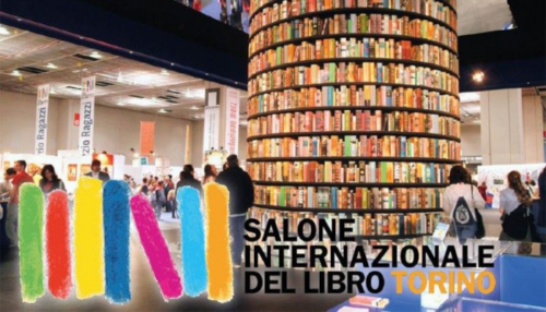 all-interno-del-salone-internazionale-del-libro-di-torino-si-vede-una-grande-colonna-dove-sono-alloggiati-tantissimi-libri