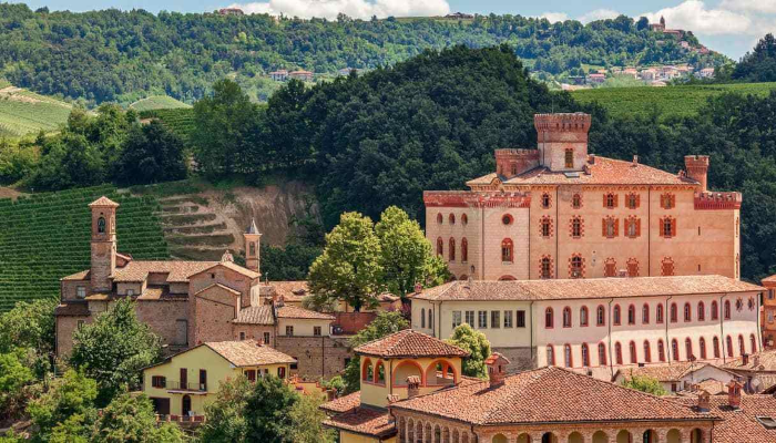 in-mezzo-alle-colline-verdi-si-vedono-una-chiesa-un-castello-una-tenuta-della-regione-del-vino-barolo