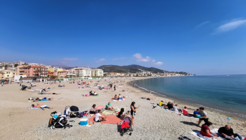 spiaggia-affollata-di-bagnanti-e-nel-retro-la-cittadina-marittima-di-varazze