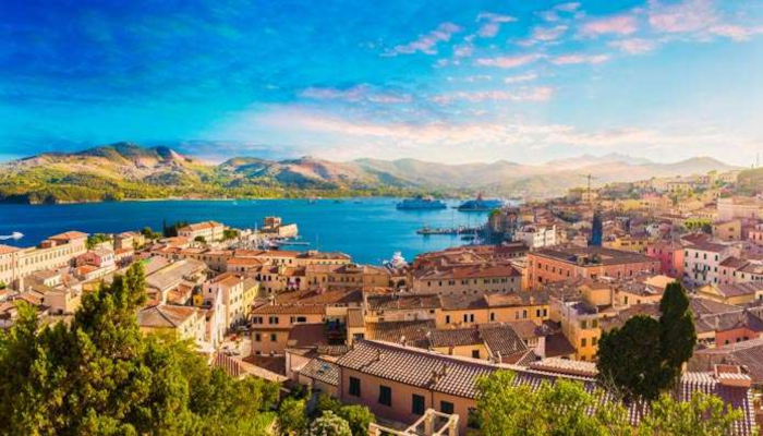 foto-di un-paesino-dell-isola-d-elba-con-mare-e-montagne-in-orizzonte