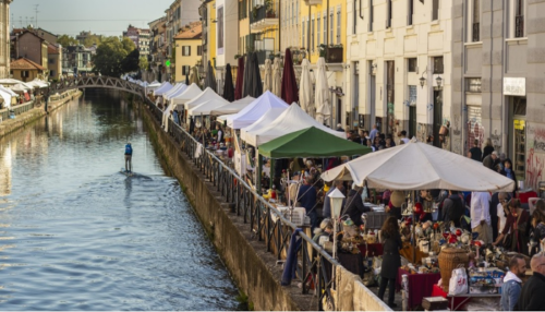 sui-bordi-del-naviglio-grande-si-vedono-tante-tende-che-espongono-antiquariato-e-una-folla-di-persone-che-le-visitano