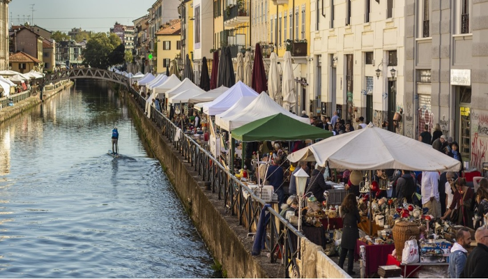sui-bordi-del-naviglio-grande-si-vedono-tante-tende-che-espongono-antiquariato-e-una-folla-di-persone-che-le-visitano