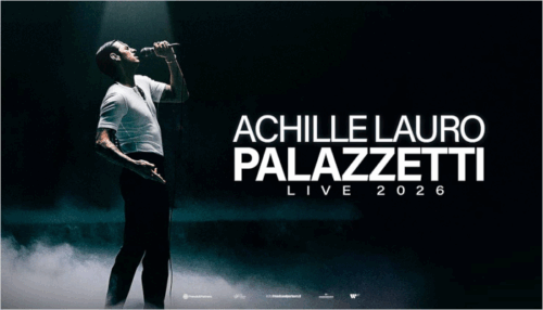 foto sul palco di Achille Lauro che canta al microfono