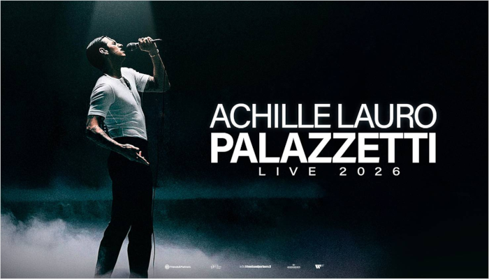 foto sul palco di Achille Lauro che canta al microfono