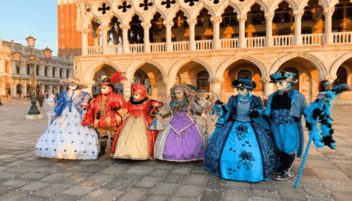sfilata-di-alcune-comparse-vestite-da-carnevale-veneziano-in-una-piazza-famosa-di-venezia