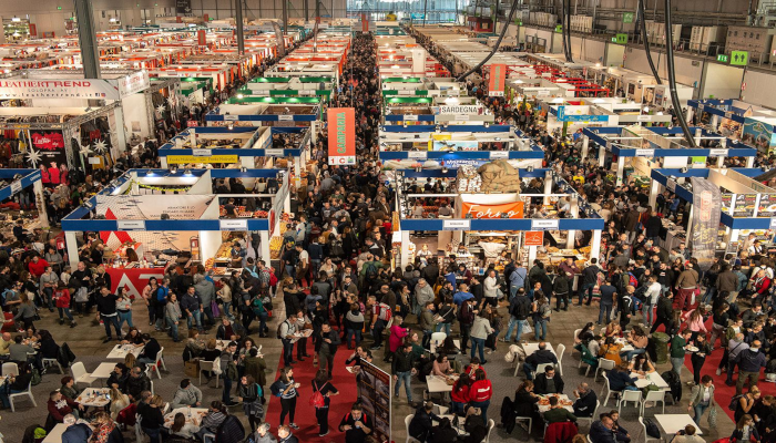 tante-persone-che-gironzolano-tra-bancarelle-dell-artigianato-nei-capannoni-di-rho-a-milano