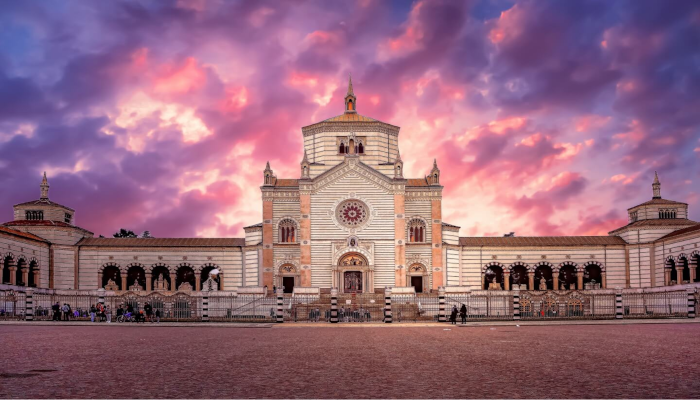 tra-il-cielo-di-nuvole-rosa-si-vede-la-parte-frontale-del-cimitero-monumentale-di-milano