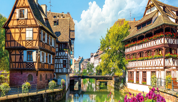 vista-dal-fiume-di-un-ponte-di-colmar-e-ai-lati-le-tipiche-case-alsaziane